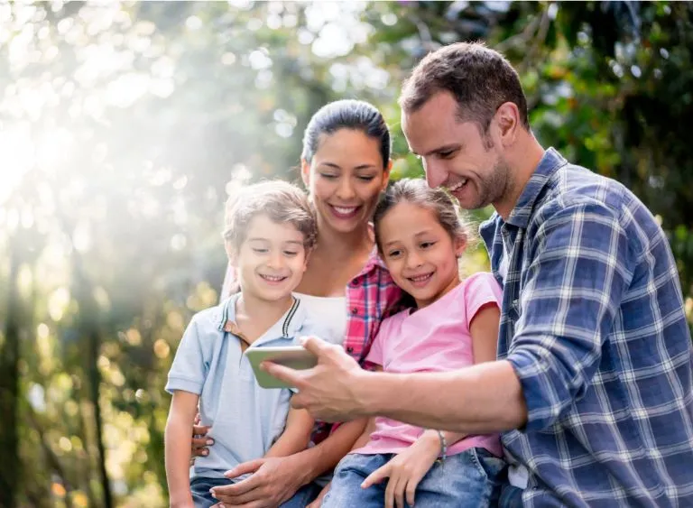 Família consultando benefícios pelo celular